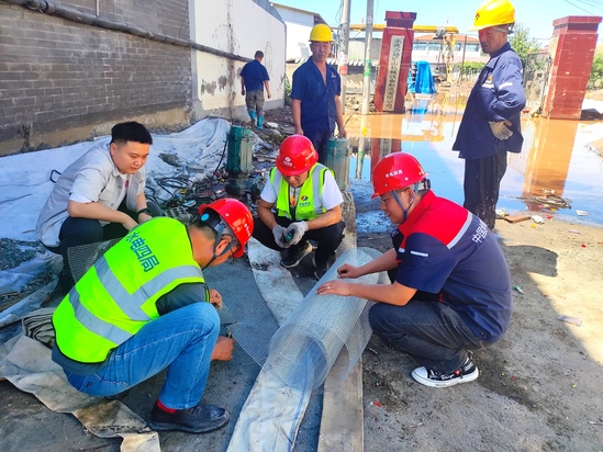 【社會責任】(第二分局)灤平抽蓄電站項目協助鎮政府修復災區電路獲稱贊(攝影:孟令婉) (3).jpg