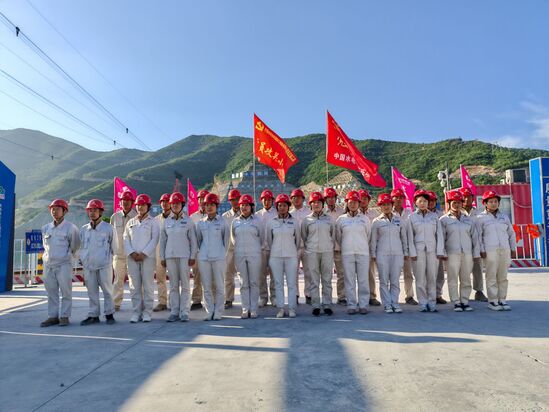 纜機運行產業工人團隊合照。彭書園 攝.jpg
