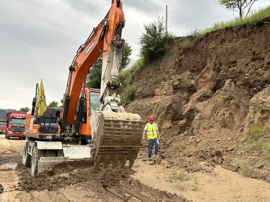 搶險現場圖 攝影:郭有為 (1).jpg