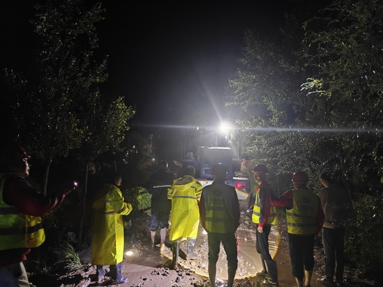 暴雨夜戰顯擔當 鐵臂開路護民安2.JPG